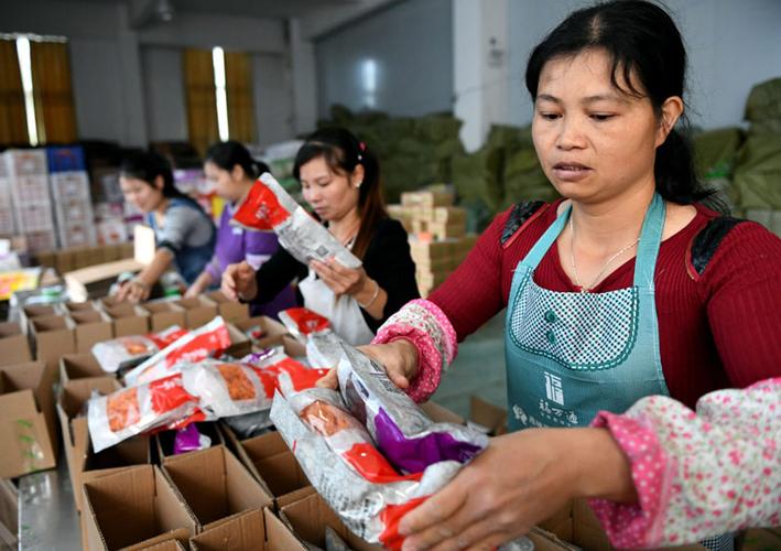 11月5日,连城县的福建紫心薯业电商部员工打包薯类产品备战"双十一".